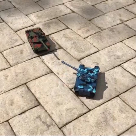 Играем с Максимом в танковый бой.